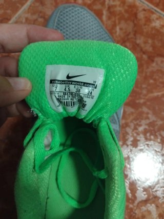 Zapatillas deportivas Nike grises y verdes