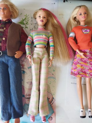 3 Bambole Barbie e Ken + Abbigliamento + Spazzola