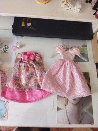 3 Bambole Barbie e Ken + Abbigliamento + Spazzola