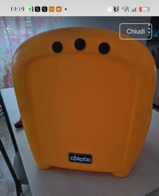Poltroncina per bambini gialla.