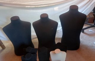OFERTA LOTE! Maniquíes, cuellos y perchas exposito