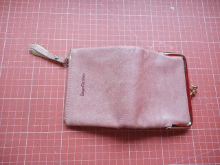 Monedero rosa con detalles dorados