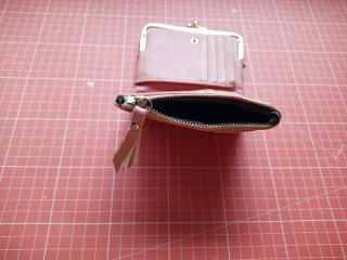 Monedero rosa con detalles dorados