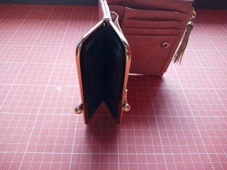 Monedero rosa con detalles dorados