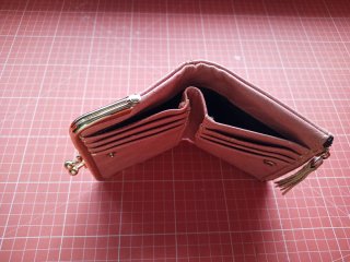 Monedero rosa con detalles dorados