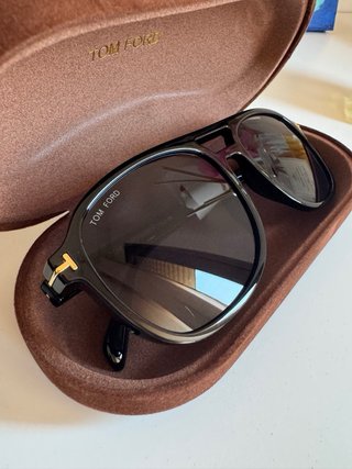 Gafas de sol Tom Ford negras y doradas