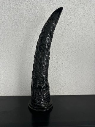 Figura cuerno tallado