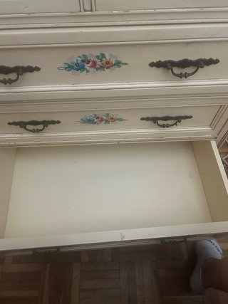 Cómoda pequeña de madera