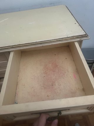 Cómoda pequeña de madera