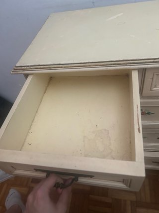 Cómoda pequeña de madera