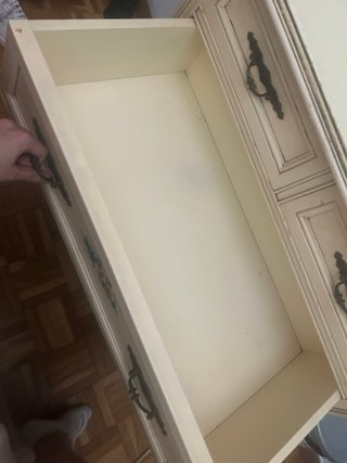 Cómoda pequeña de madera