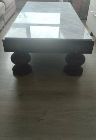 Mesa de salón de mármol y madera