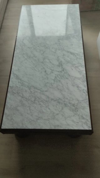 Mesa de salón de mármol y madera