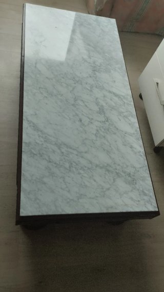 Mesa de salón de mármol y madera