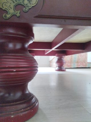 Mesa de salón de mármol y madera