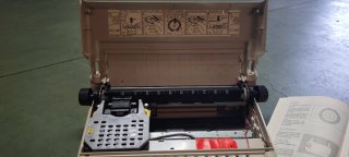 Máquina de escribir electrónica Olivetti PT505