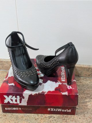 Zapatos de tacón negros FARRUTX con tachuelas