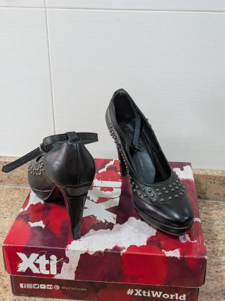 Zapatos de tacón negros FARRUTX con tachuelas