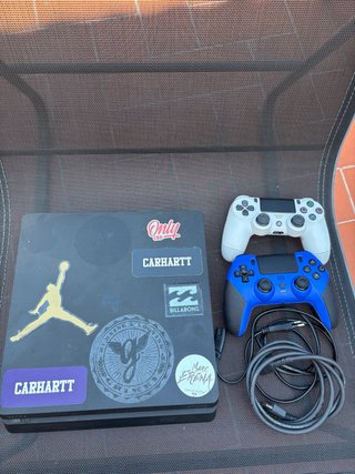 PS4 500GB + 2 Mandos