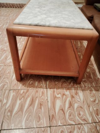 Mesita auxiliar de mármol y madera
