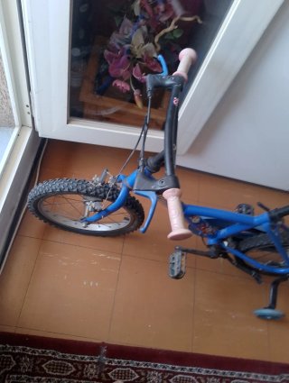 Bicicleta infantil azul con ruedines