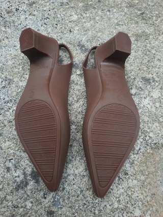 Zapatos slingback marrones