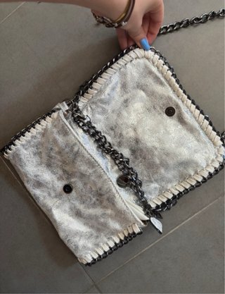 Bolso bandolera plateado metálico