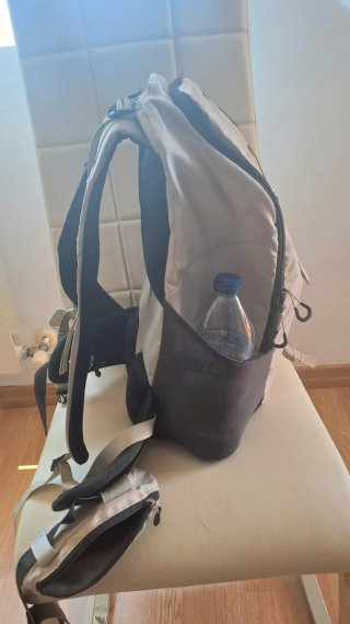 Mochila Quechua 20L Beige y Gris