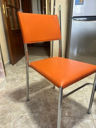 Mesa de cocina naranja y 4 sillas