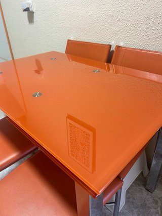 Mesa de cocina naranja y 4 sillas
