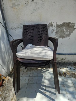Mesa plegable y 8 sillas de plástico marrón oscuro