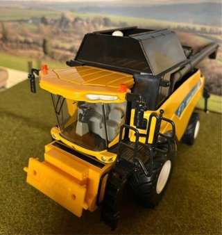 Cosechadora Britains Amarilla new holland esc.1:32
