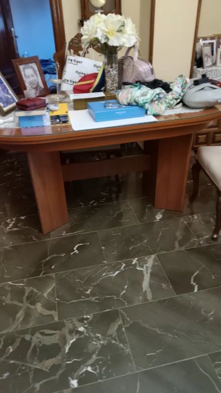 Mesa ovalada de madera y cristal