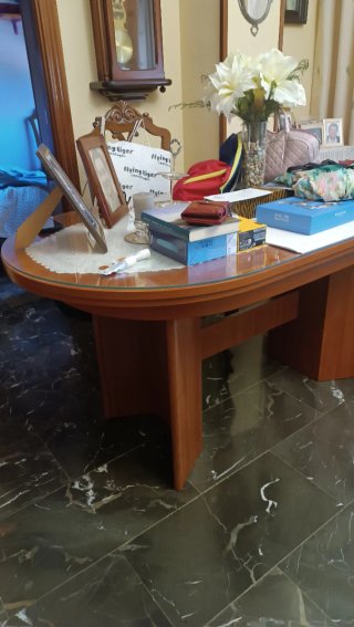 Mesa ovalada de madera y cristal