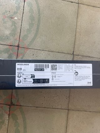 Estante para cuadros negro, marca Ikea.