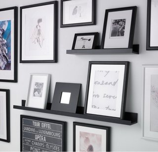 Estante para cuadros negro, marca Ikea.
