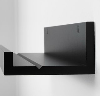 Estante para cuadros negro, marca Ikea.