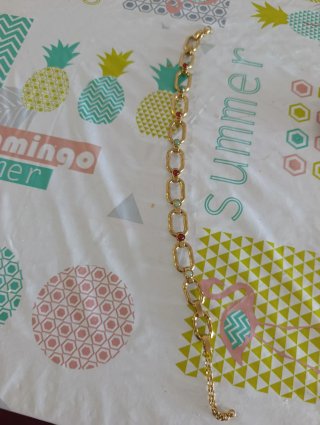 Collar dorado con piedras rojas y verdes