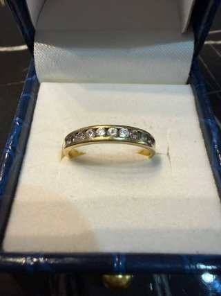 Anillo de oro con diamantes 18K