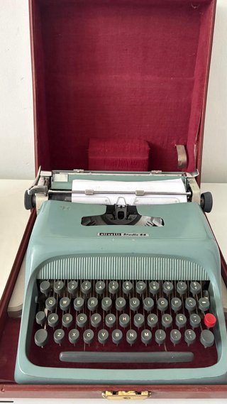 Máquina de escribir Olivetti Studio 44 con maletín