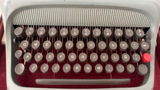 Máquina de escribir Olivetti Studio 44 con maletín