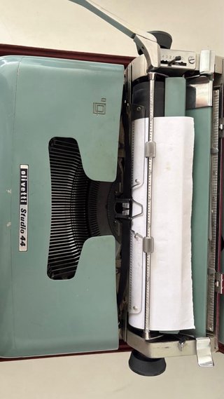 Máquina de escribir Olivetti Studio 44 con maletín