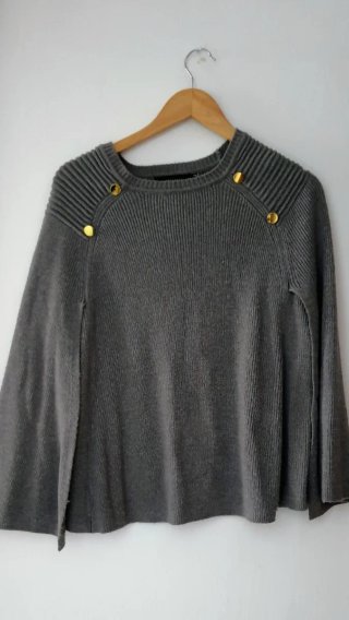 Jersey gris con botones dorados