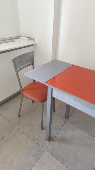 Mesa extensible cocina y 2 sillas naranja