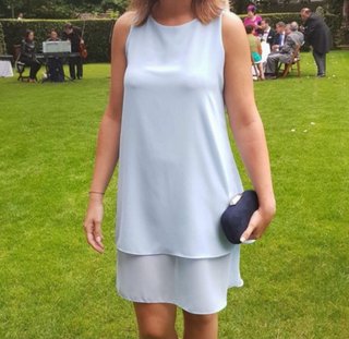 Vestido azul claro con capa