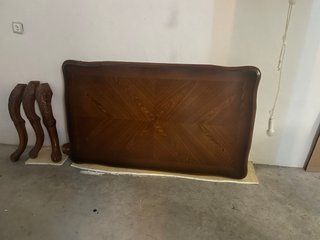 Mesa de madera oscura