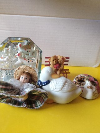 Bambola e anatra in ceramica