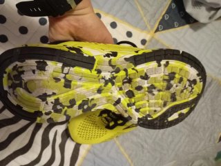Zapatillas deportivas amarillas y negras