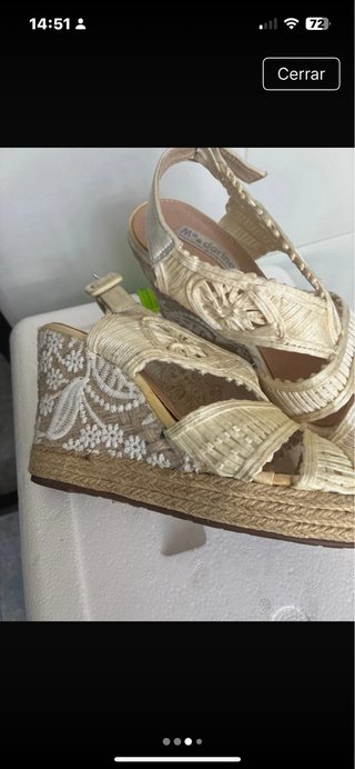 Sandalias de cuña beige
