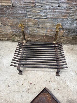 Parrilla de metal con adornos dorados